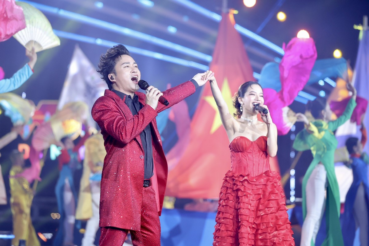 Ca sỹ Tùng Dương và Lâm Bảo Ngọc cùng song ca