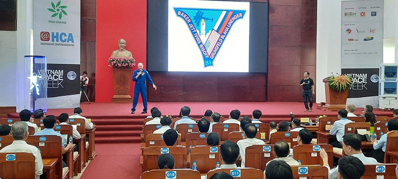 Ông Michael Baker, cựu phi hành gia NASA chia sẻ về những câu chuyện của phi hành gia trong môi trường làm việc và sinh hoạt trên không gian vũ trụ