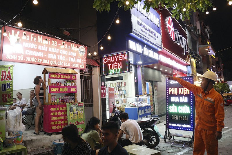 Nhân viên ngành điện trực tiếp gặp các hộ tiêu thụ đề nghị tiết kiệm điện