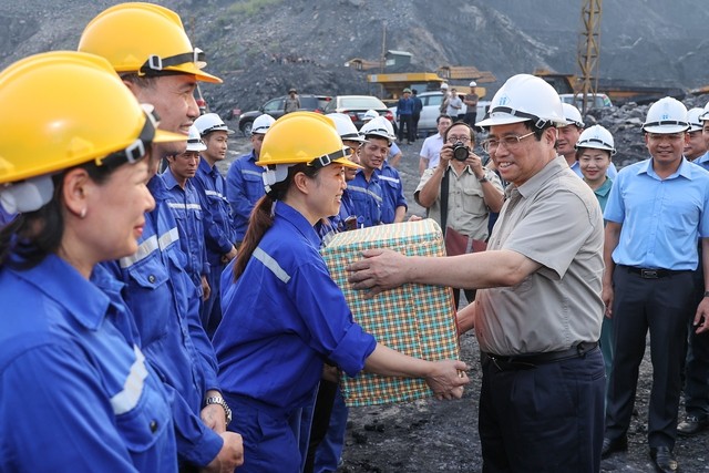 Thủ tướng Phạm Minh Chính thăm hỏi, tặng quà công nhân đang làm việc tại công trường. Ảnh: Báo Kl993 ưu đãi thưởng hấp dẫn/Nhật Bắc