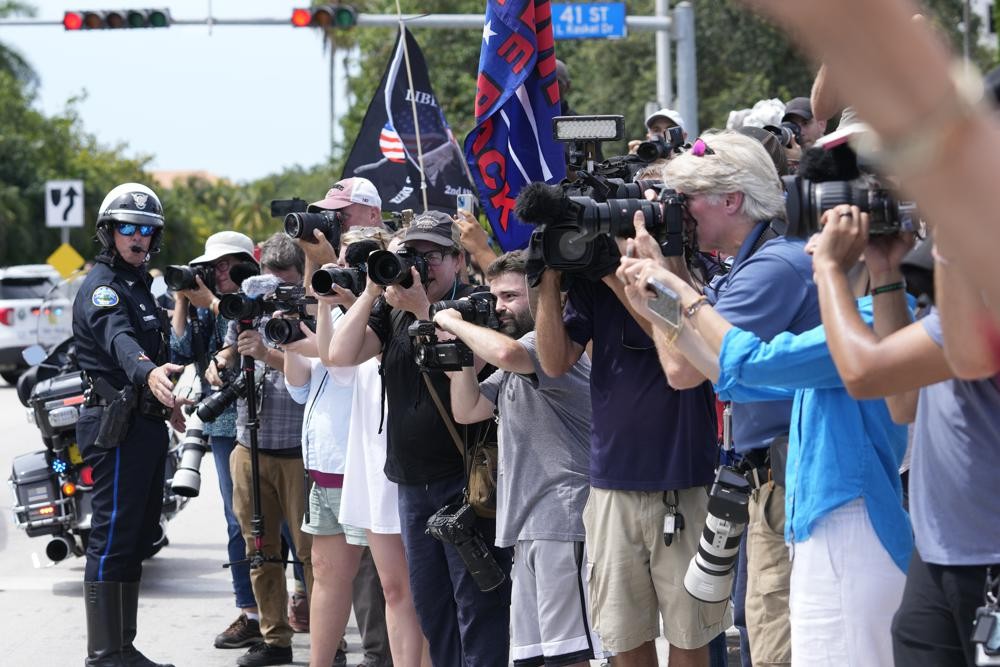 Truyền thông xuất hiện tại đường phố Miami mong chờ chụp được hình ông Trump. Ảnh: AP