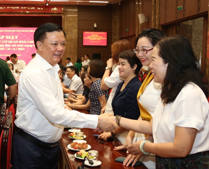 Bí thư Thành ủy Hà Nội Đinh Tiến Dũng gặp mặt đại biểu các cơ quan báo chí Trung ương và TP. Hà Nội.