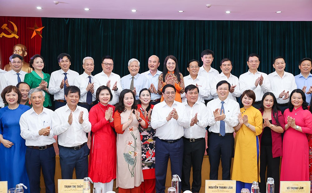 Thủ tướng chụp ảnh lưu niệm cùng các đại biểu. (Ảnh: Nhật Bắc)