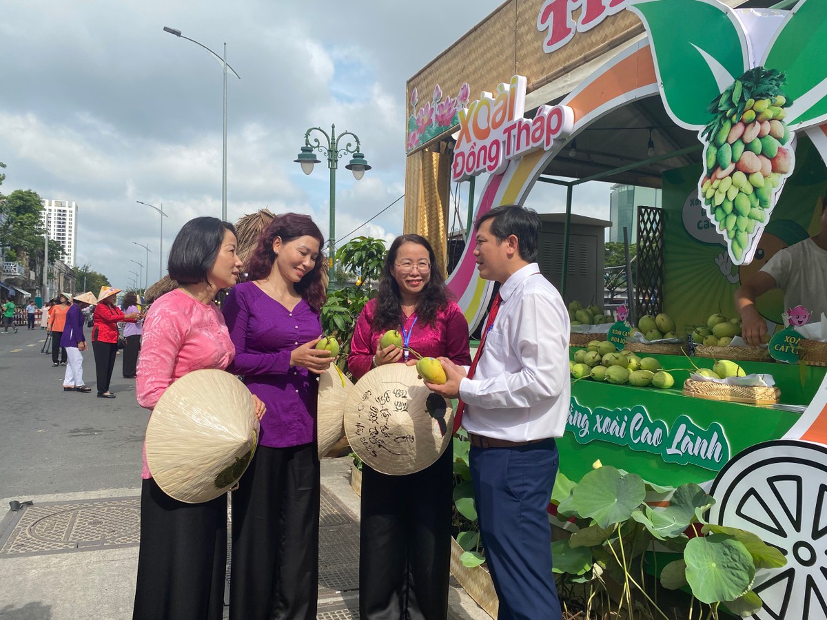 Ông Nguyễn Phước Cường, Phó chủ tịch UBND tỉnh Đồng Tháp chia sẻ: “Thông qua sự kiện này, thành phố Cao Lãnh hy vọng bà con và du khách sẽ có trải nghiệm trực tiếp cũng như đánh giá hương vị trái xoài qua các gian hàng. Đây cũng là một trong những dịp giúp tỉnh Đồng Tháp tiếp cận và quảng bá sản phẩm đặc sản của vùng miền.” Ông Nguyễn Phước Cường, Phó chủ tịch UBND tỉnh Đồng Tháp chia sẻ: “Thông qua sự kiện này, thành phố Cao Lãnh hy vọng bà con và du khách sẽ có trải nghiệm trực tiếp cũng như đánh giá hương vị trái xoài qua các gian hàng. Đây cũng là một trong những dịp giúp tỉnh Đồng Tháp tiếp cận và quảng bá sản phẩm đặc sản của vùng miền.”