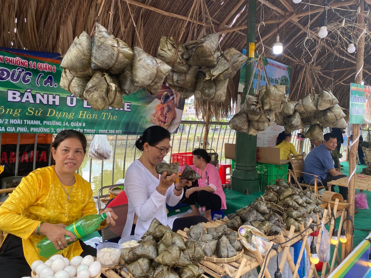 Ngoài ra, gian hàng nhà lá được trang trí thẩm mỹ gắn liền với miền Tây sông nước và đi kèm với hàng loạt hoạt động trải nghiệm như: Gói nấu bánh ú lá tre, bánh Bá trạng; gian hàng ẩm thực, giới thiệu các sản phẩm được chế biến từ các loại trái cây, bánh dân gian truyền thống Nam bộ; hoạt động xếp lá dừa nghệ thuật... đưa du khách tham quan trở về tuổi thơ gắn bó bên ruộng đồng, sông nước… Ngoài ra, gian hàng nhà lá được trang trí thẩm mỹ gắn liền với miền Tây sông nước và đi kèm với hàng loạt hoạt động trải nghiệm như: Gói nấu bánh ú lá tre, bánh Bá trạng; gian hàng ẩm thực, giới thiệu các sản phẩm được chế biến từ các loại trái cây, bánh dân gian truyền thống Nam bộ; hoạt động xếp lá dừa nghệ thuật... đưa du khách tham quan trở về tuổi thơ gắn bó bên ruộng đồng, sông nước…