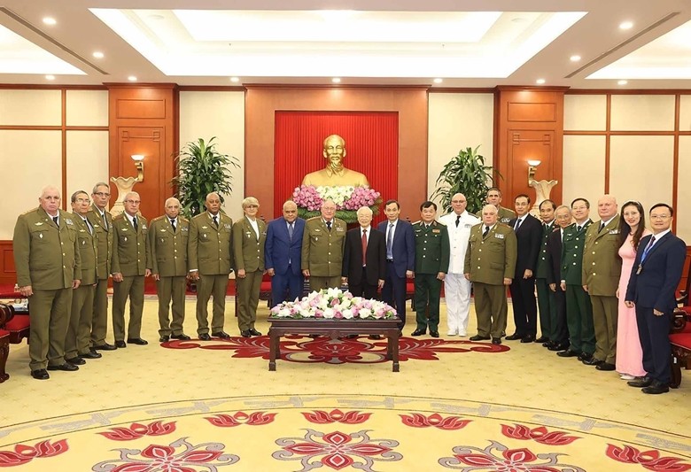 Tổng Bí thư Nguyễn Phú Trọng và Thượng tướng An-va-rô Lô-pết Mi-ê-ra, cùng các thành viên trong Đoàn Bộ các lực lượng vũ trang Cách mạng Cu-ba