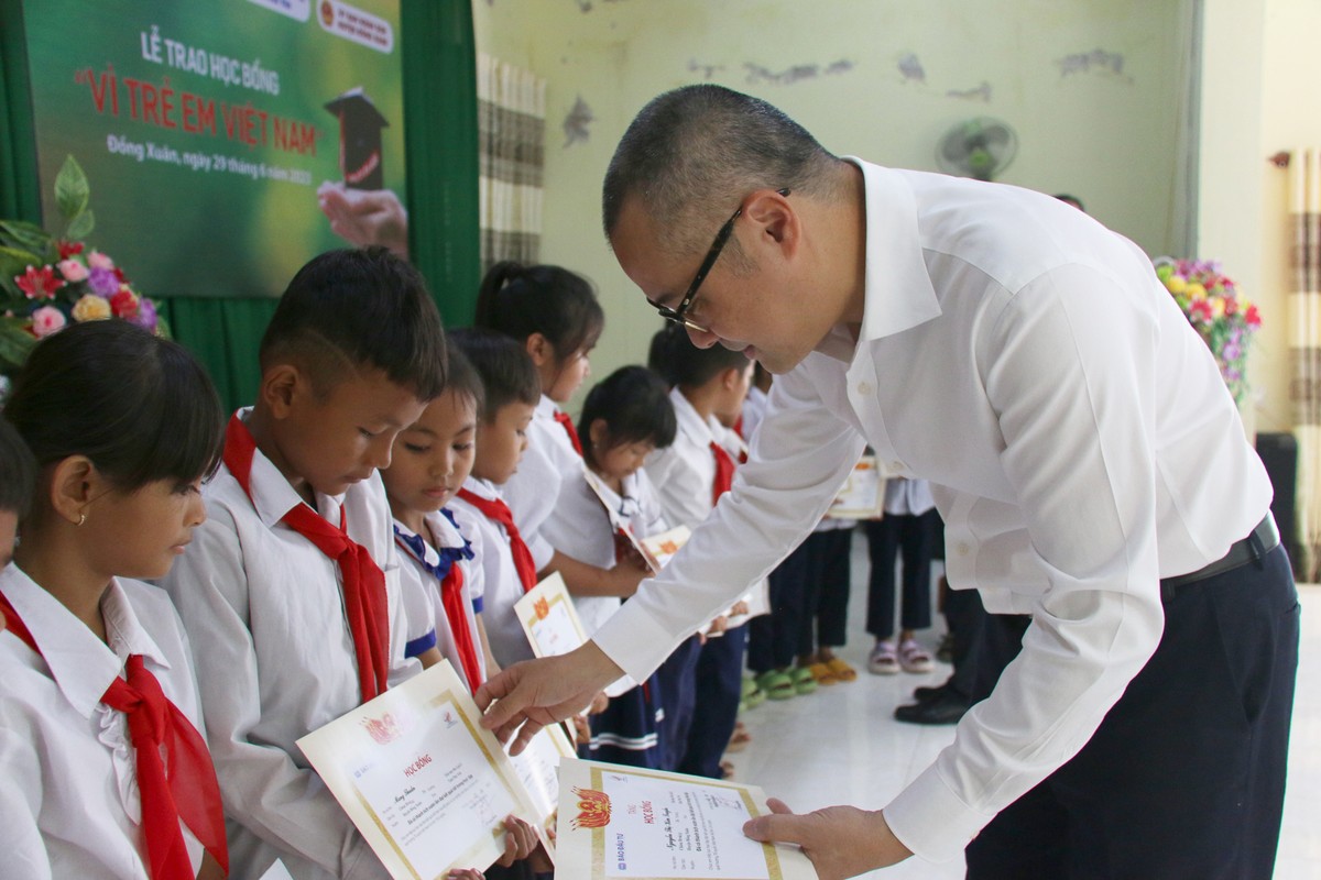 Bí thư Tỉnh ủy Phú Yên Phạm Đại Dương trao học bổng và động viên các em vượt khó vươn lên trong học tập.