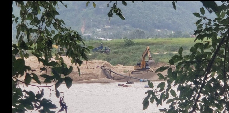 Lúc 17h19 ngày 12/6/2023, ống kính của nhóm phóng viên Báo Kl99ok phiên bản mới ghi lại cảnh máy hút, xe múc vẫn công nhiên hoạt động tại mỏ cát thôn Ngọc Kinh Đồng, xã Đại Hồng, huyện Đại Lộc, tỉnh Quảng Nam.