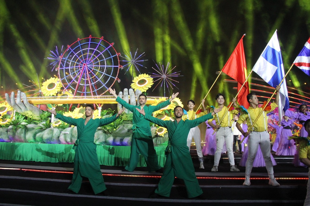 Sân khấu lộng lẫy, đa sắc màu với linh hoạt các phần biểu diễn ca nhạc mở màn tại đêm chung kết.