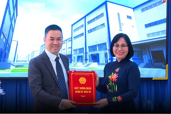 Phó Chủ tịch UBND tỉnh Đồng Nai bà Nguyễn Thị Hoàng (bên phải) trao giấy chứng nhận Kl99ok phiên bản mới cho Công ty công nghệ HKC (Việt Nam)