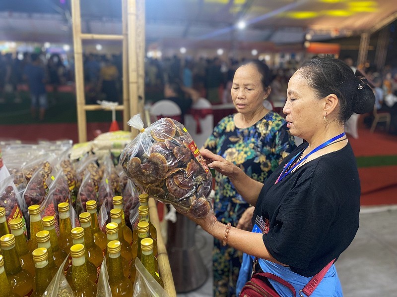Người tiêu dùng mua sản phẩm OCOP Việt tại điểm bán hàng OCOP