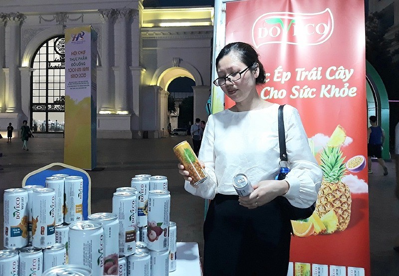 Người tiêu dùng tiếp cận sản phẩm tại hội chợ. Ảnh: Hoài Nam