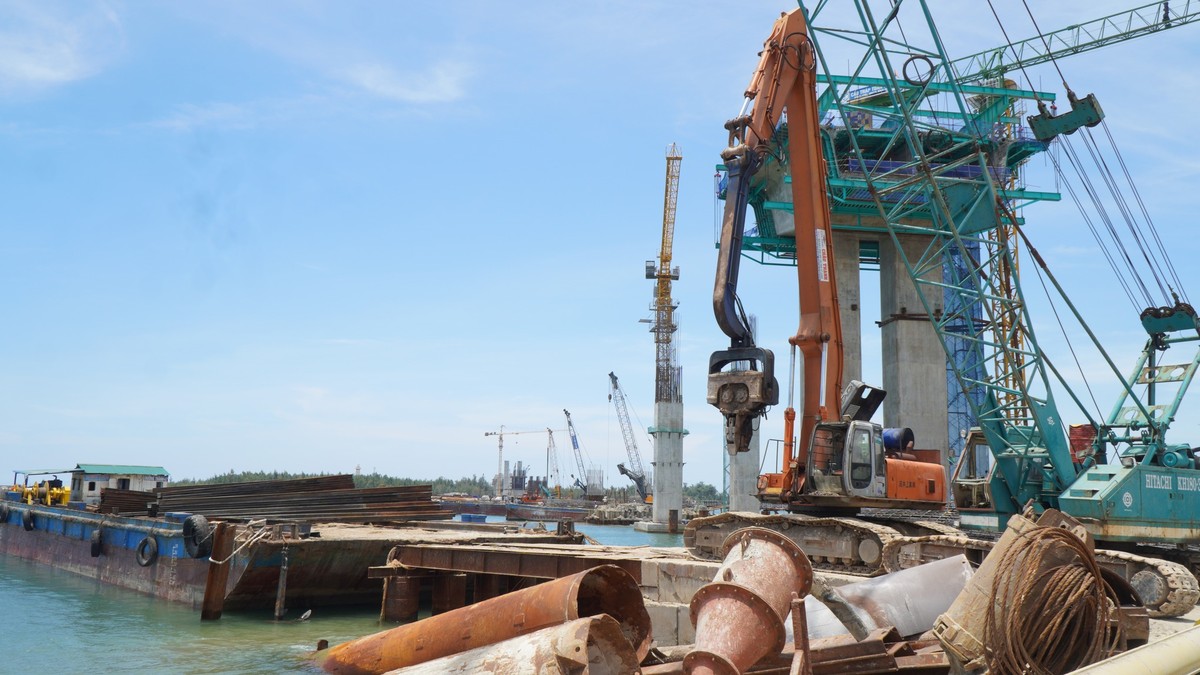 Dự án tuyến đường bộ ven biển và cầu qua cửa Thuận An đang đẩy nhanh tiến độ thi công các hạng mục.