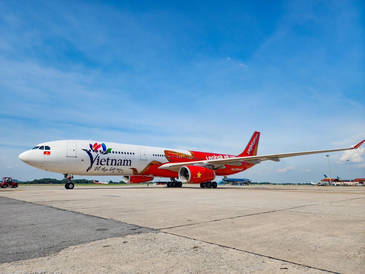 Tàu bay A330 mang số hiệu VN-A814 với hình ảnh biểu tượng Du lịch Việt Nam.