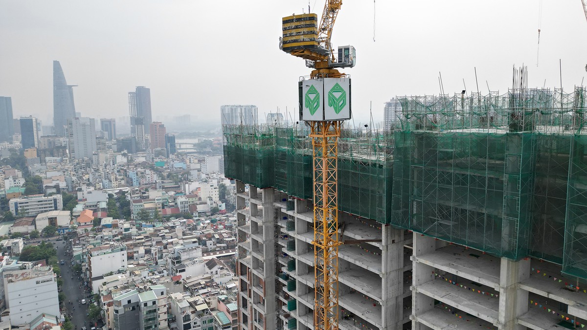 Sau thời gian dài tạm ngừng do vướng thủ tục, dự án Grand Manhattan bắt đầu thi công trở lại. Ảnh: Lê Toàn