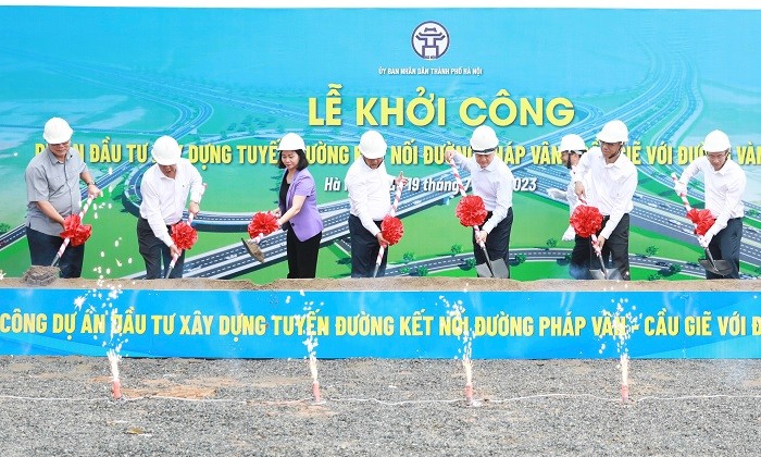 Lãnh đạo TP. Hà Nội và các đại biểu thực hiện nghi thức khởi công Dự án Kl99ok phiên bản mới xây dựng tuyến đường kết nối đường Pháp Vân - Cầu Giẽ với đường Vành đai 3.