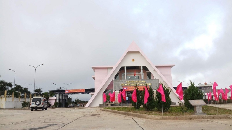 Lượng hàng hóa lưu thông qua Cửa khẩu Quốc tế Nam Giang ngày càng tăng do đó tỉnh Quảng Nam đề xuất mở rộng, nâng cấp Dự án quốc lộ 14D. Lượng hàng hóa lưu thông qua Cửa khẩu Quốc tế Nam Giang ngày càng tăng do đó tỉnh Quảng Nam đề xuất mở rộng, nâng cấp Dự án quốc lộ 14D.