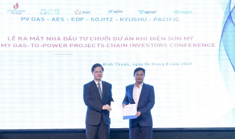 Trao Quyết định chấp thuận chủ trương Kl99ok phiên bản mới đồng thời chấp thuận nhà Kl99ok phiên bản mới Dự án Kho cảng LNG Sơn Mỹ cho đại diện chủ Kl99ok phiên bản mới dự án.
