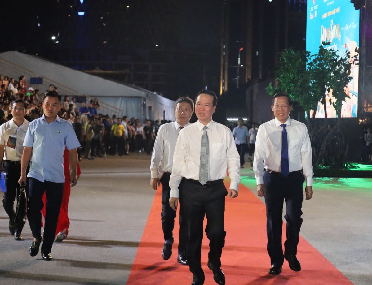 Tham dự chương trình nghệ thuật Dòng sông kể chuyện có sự hiện diện của Chủ tịch nước Võ Văn Thưởng; Nguyên Chủ tịch nước Nguyễn Minh Triết; ông Nguyễn Văn Nên, Bí thư Thành ủy TP.HCM; ông Phan Văn Mãi, Chủ tịch UBND TP.HCM và lãnh đạo Bộ, ngành Trung Ương... cùng với gần 6.000 khán giả.