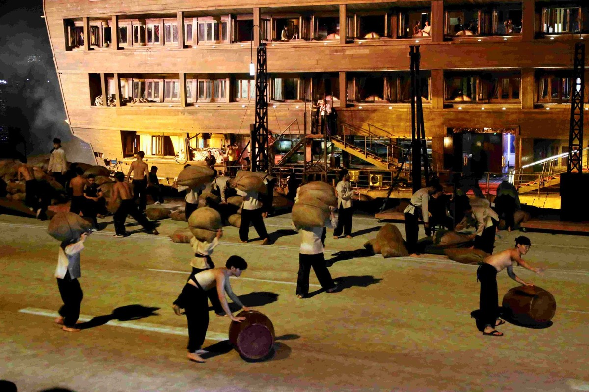 Cụ thể, chương trình nghệ thuật có sự tham gia biểu diễn của hơn 700 diễn viên chuyên nghiệp, bán chuyên nghiệp và diễn viên quần chúng là cư dân đang sinh sống, làm việc và học tập tại TP.HCM và bà con các làng nghề tại ĐBSCL. Ngoài ra, sự kiện còn có sự tham gia biểu diễn của 30 tàu nhà hàng, du thuyền, thuyền buồm, cano, thuyền gỗ, bus sông, tàu KL99 là nhà cái cá cược trực tuyến hàng đầu tại châu Á… đây là các phương tiện đang Kl992 VIP Trang Chủ 2026 dịch vụ du lịch trên địa bàn TP.HCM.