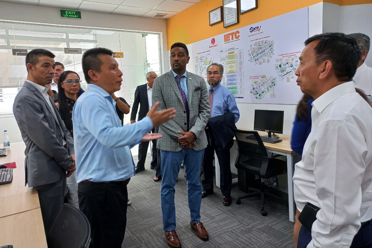 Nhà Kl99ok phiên bản mới Hoa Kỳ thăm Trung tâm Đào tạo điện tử quốc tế (IETC) thuộc Khu Công nghệ cao TP.HCM ngày 7/8.