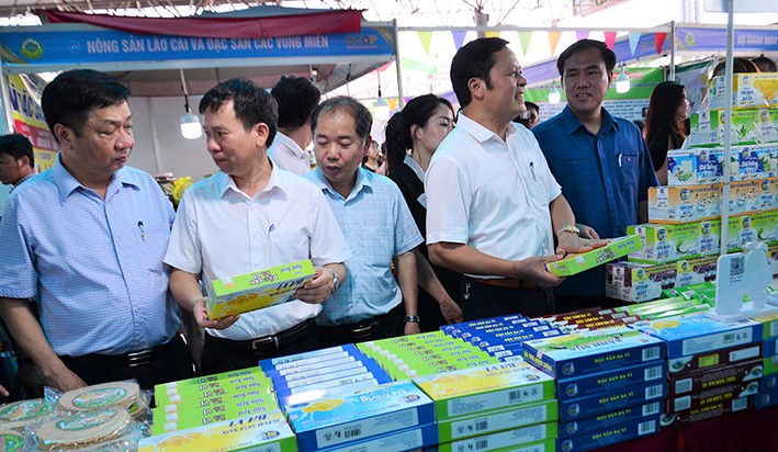 Từ đầu tháng 8/2023 đến nay, Sở NNPTNT Hà Nội đã tổ chức 2 sự kiện Tuần hàng tư vấn, giới thiệu và xúc tiến tiêu thụ sản phẩm OCOP, làng nghề, nông sản thực phẩm an toàn TP. Hà Nội năm 2023. (Ảnh: Dương Đình Tường)