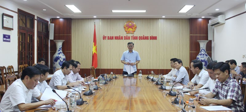 Chủ tịch UBND tỉnh Quảng Bình Trần Thắng chủ trì cuộc họp.