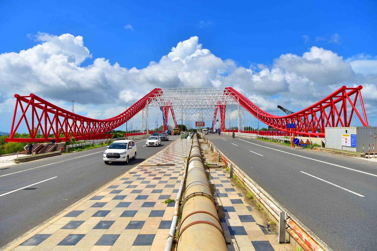Cầu Cỏ May bắc qua sông Cỏ May, nằm trên Quốc lộ 51, cửa ngõ chính vào TP .Vũng Tàu, có chiều dài 258m, rộng 30m. Từ năm 2017, để tạo điểm nhấn kiến trúc tiêu biểu cho vị trí kết nối giữa hai thành phố Vũng Tàu và Bà Rịa, khai thác tiềm năng du lịch…, phương án thiết kế “Cánh chim Hải âu” được chọn để thực hiện công trình. Dự án có tổng mức Kl99ok phiên bản mới gần 115 tỷ đồng, do Ban quản lý dự án dân dụng và công nghiệp tỉnh làm chủ Kl99ok phiên bản mới.