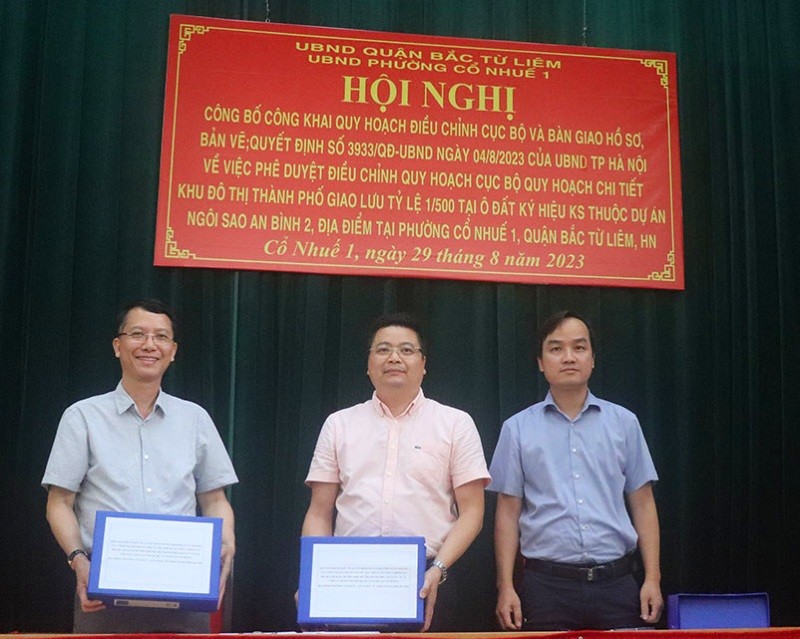 Đại diện các đơn vị liên quan bàn giao, tiếp nhận hồ sơ, bản vẽ.