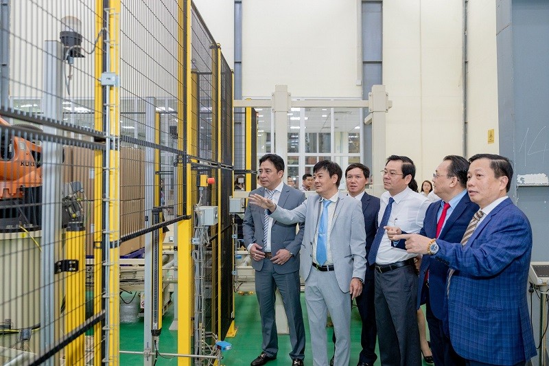 Các đại biểu tham quan dây chuyền Kl994 nhà cái bóng đá world cup hiện đại của nhà máy tại lễ khánh thành.