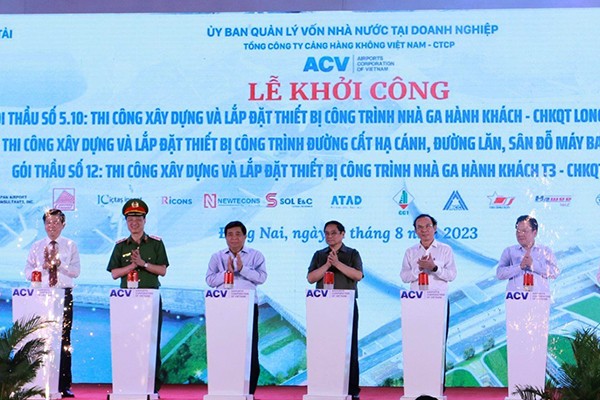Thủ tướng Phạm Minh Chính cùng lãnh đạo các bộ, ngành và lãnh đạo TP.HCM và tỉnh Đồng Nai phát lệnh khởi công 3 gói thầu Kl99kl ưu đãi độc quyền hàng không - Ảnh: Lê Toàn