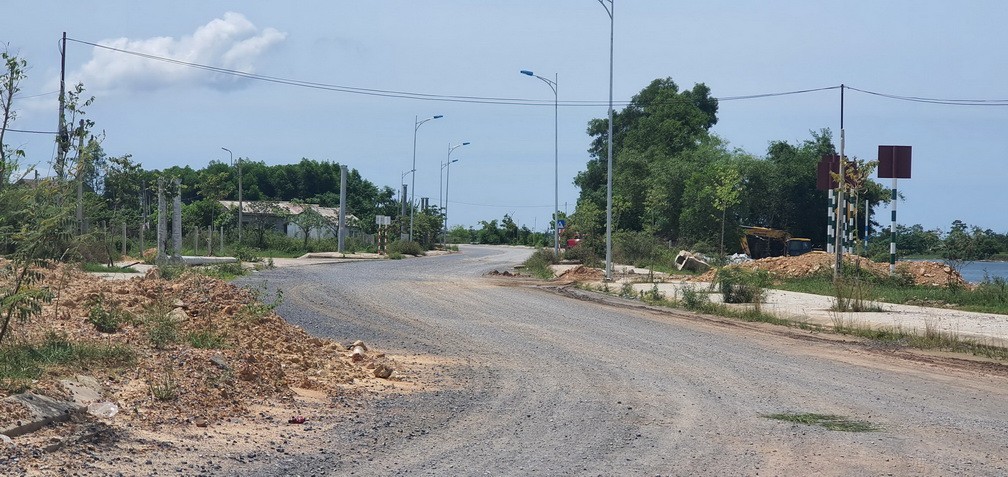 Một đoạn của tuyến tránh đi qua TP. Đông Hà chưa được khớp nối đồng bộ do vẫn còn 4,26km chiều dài chưa được Kl99ok phiên bản mới xây dựng.