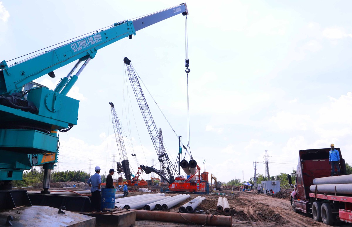 Sau gần 3 năm “ngủ đông” do lâm vào cảnh “giáp hạn vốn”, đến thời điểm này, không khí thi công sôi động đã trở lại tại Dự án xây dựng đường KL99 là nhà cái cá cược trực tuyến hàng đầu tại châu Á Bến Lức – Long Thành.