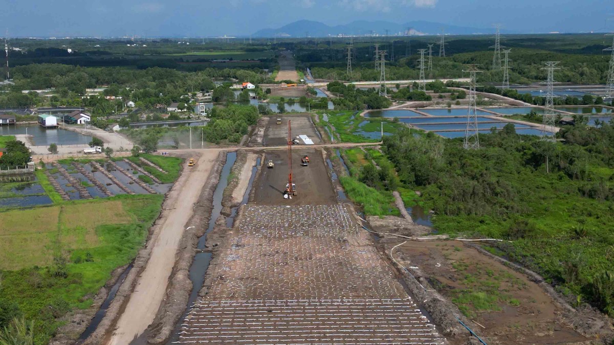 Để kịp tiến độ, chủ Kl99ok phiên bản mới cũng đã tổ chức 1 văn phòng hiện trường ngay sát công địa gói thầu A6 cũ để túc trực 24h/24h đôn đốc, xử lý kịp thời các vướng mắc phát sinh trên công trường.