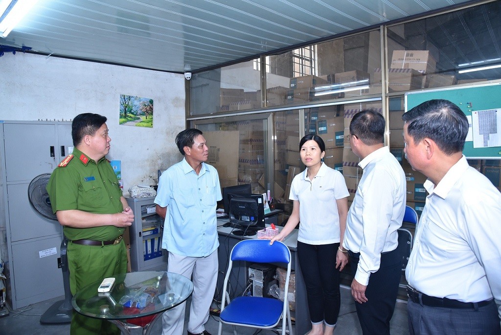 Chủ tịch UBND TP. Hải Phòng trực tiếp gặp gỡ, tuyên truyền, vận động các hộ dân, Kl991.com World Cup 2026 Chính Thức còn lại trong khu vực, đồng thuận, ủng hộ chủ trương thực hiện dự án của Thành phố. Ảnh: Trung Kiên Chủ tịch UBND TP. Hải Phòng trực tiếp gặp gỡ, tuyên truyền, vận động các hộ dân, Kl991.com World Cup 2026 Chính Thức còn lại trong khu vực, đồng thuận, ủng hộ chủ trương thực hiện dự án của Thành phố. Ảnh: Trung Kiên