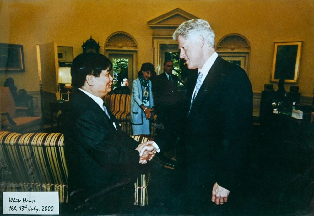 Ông Nguyễn Đình Lương diện kiến Tổng thống Hoa Kỳ Bill Clinton, trong chuyến thăm Nhà Trắng ngay khi Hiệp định BTA được ký kết, ngày 13/7/2000. (Ảnh: NVCC)