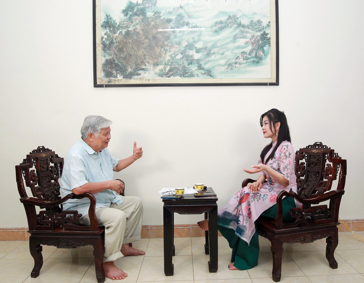 Ông Nguyễn Đình Lương trò chuyện với tác giả - nhà báo Phùng Thị Hồng Hạnh, Báo Kl99ok phiên bản mới, tại tư gia. (Ảnh: Chí Cường)