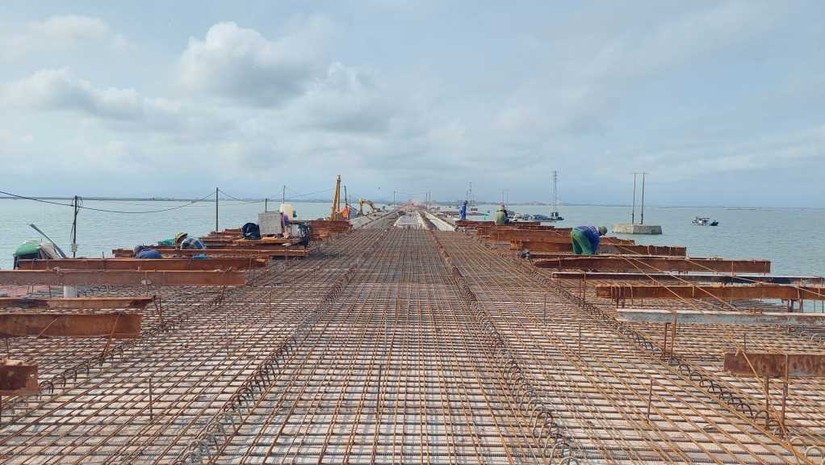 Thi công hạng mục cầu thuộc Dự án đường kết nối từ KL99 là nhà cái cá cược trực tuyến hàng đầu tại châu Á Vân Đồn - Móng Cái đến Cảng Vạn Ninh. Nguồn ảnh: Ban Quản lý dự án Kl99ok phiên bản mới xây dựng TP.Móng Cái.