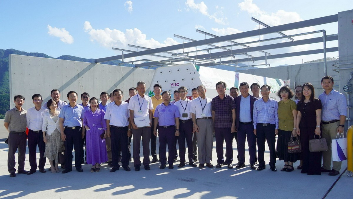 Đoàn công tác tỉnh Quảng Bình chụp ảnh lưu niệm cùng ban lãnh đạo Nhà máy điện mặt trời Kome Kurayama. Ảnh: Ngọc Mai Đoàn công tác tỉnh Quảng Bình chụp ảnh lưu niệm cùng ban lãnh đạo Nhà máy điện mặt trời Kome Kurayama. Ảnh: Ngọc Mai