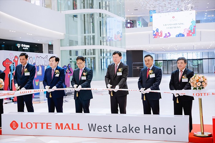 Các đại biểu cắt băng khai trương Trung tâm thương mại Lotte mall West Lake - Hà Nội.