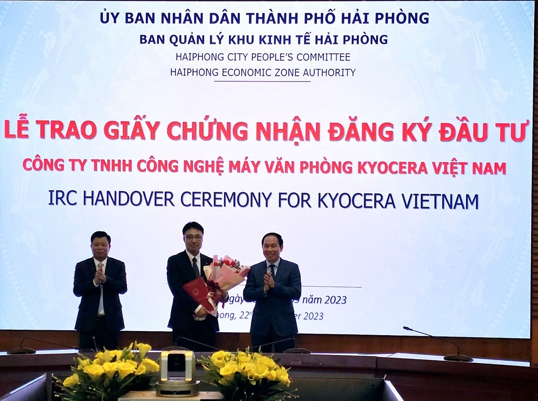 Trao giấy chứng nhận tăng vốn Kl99ok phiên bản mới Dự án Kl994 nhà cái bóng đá world cup máy và thiết bị văn phòng cho Công ty TNHH Công nghệ máy văn phòng Kyocera Việt Nam (Nhật Bản).