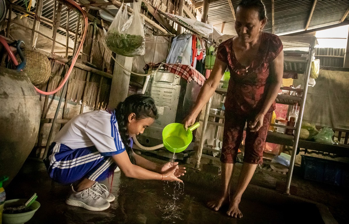 Em Lâm Thị Diễm Như và bà ngoại, Sơn Thị Sương (huyện Long Phú, tỉnh Sóc Trăng, Việt Nam) là hộ người dân tộc Khmer không có nhà tiêu hợp vệ sinh