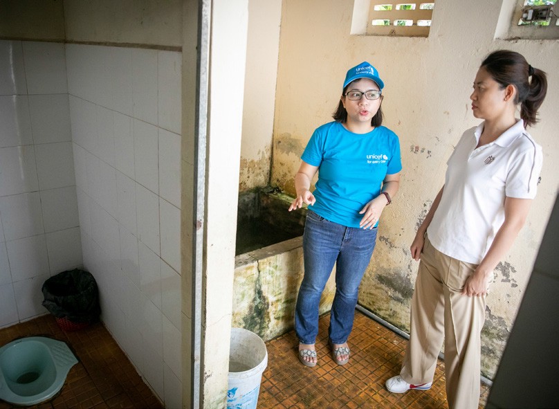 Cán bộ UNICEF và Masterise Group khảo sát hiện trạng nhà vệ sinh tại trường học của Như