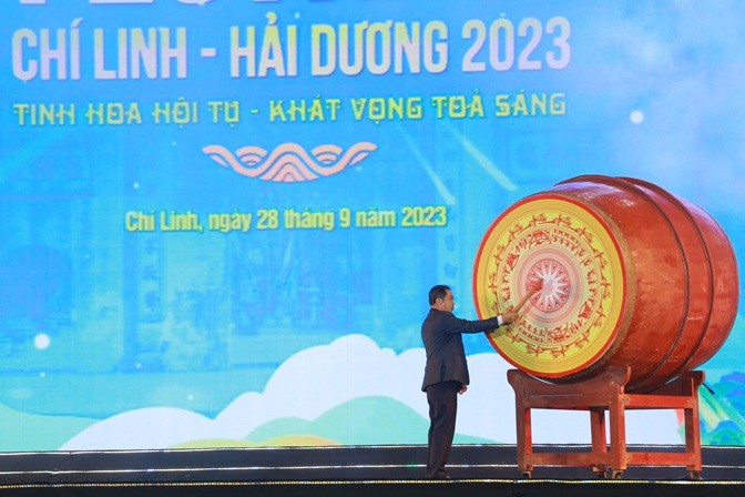 Ông Trần Đức Thắng, Ủy viên Trung ương Đảng, Bí Thư Tỉnh ủy Hải Dương khởi trống khai hội.