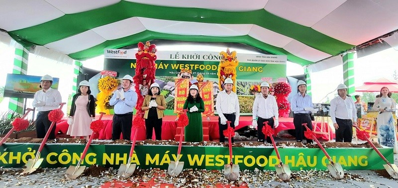Đại biểu thực hiện nghi thức khởi công xây dựng Tổ hợp Nhà máy chế biến nông sản thực phẩm Hậu Giang (Nhà máy Westfood Hậu Giang)