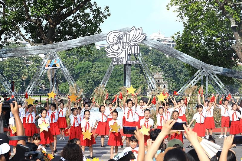 Ông Nguyễn Ánh Dương, Giám đốc Trung tâm xúc tiến Kl99ok phiên bản mới, Thương mại, Du lịch TP. Hà Nội, đơn vị chủ trì tổ chức Festival Thu Hà Nội 2023 chia sẻ: “Chúng tôi cảm nhận chương trình Festival Thu có sự hỗ trợ không chỉ của con người mà còn của cả đất trời. Festival Thu Hà Nội năm 2023 tổ chức ở một địa điểm rất linh thiêng - hồ Hoàn Kiếm - là nơi hội tụ linh khí thủ đô; trong khoảng thời gian cũng rất đặc biệt, đó là thu Hà Nội”.