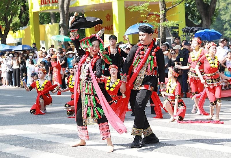 Chương trình bao gồm nhiều phần: Rạng rỡ sắc thu - miêu tả những màu sắc của mùa thu Hà Nội; Các quận huyện – tôn vinh những làng nghề và các Kl991.com World Cup 2026 Chính Thức du lịch của TP. Hà Nội; Diễu hành cồng chiêng các dân tộc – thể hiện nét đẹp của cộng đồng dân tộc thiểu số sinh sống tại Thủ đô,…