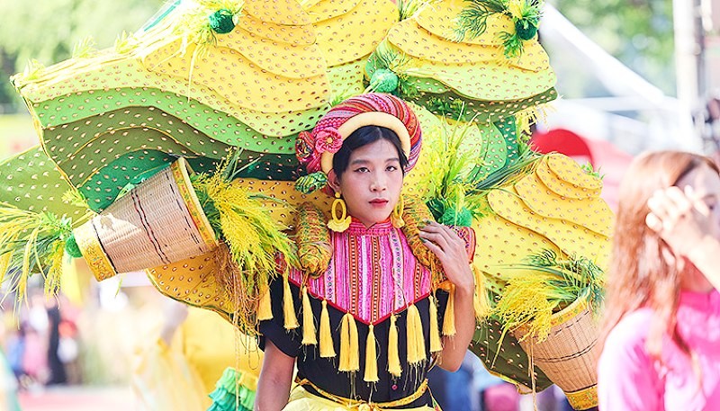 Trang phục "Mùa vàng bội thu" - Bộ sưu tập được nhà thiết kế Thạch Linh lấy ý tưởng từ phong cảnh thiên nhiên tươi đẹp hùng vĩ của Việt Nam và " Sắc vàng" trải dài vô tận của cánh đồng lúa tạo nên bức tranh mang đậm màu sắc làng quê Việt.
