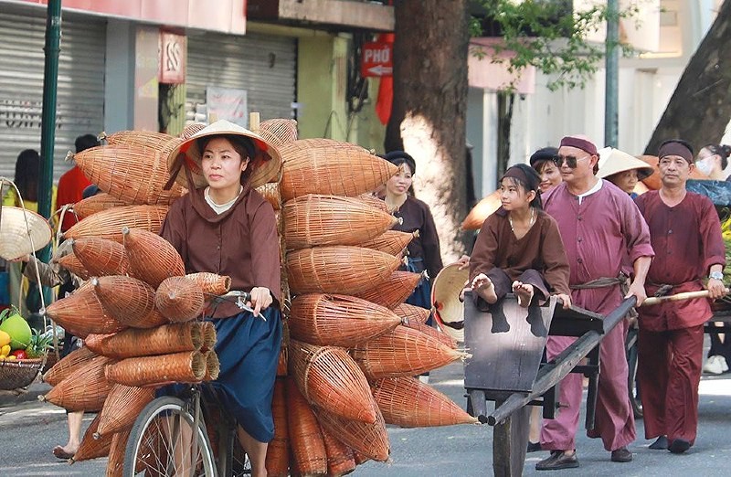 Chia sẻ với phóng viên báo Kl99ok phiên bản mới, cô Nguyễn Minh Tâm (quận Hai Bà Trưng) chia sẻ: “Là người con đất Việt, tôi cảm thấy vui, phấn khởi, tự hào và xúc động. Tất cả các tiết mục đều rất ý nghĩa, cô rất thích màn biểu diễn múa lân, múa rồng vì nó thể hiện được sức mạnh của Việt Nam và tinh thần tự tôn dân tộc”.