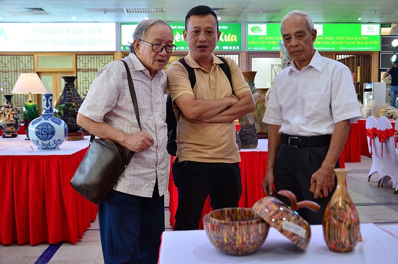 Ban giám khảo xem xét các tác phẩm dự thi.